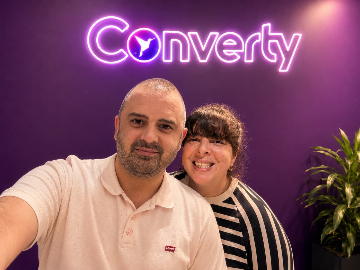 אלון ואוסי משה מול שלט Converty